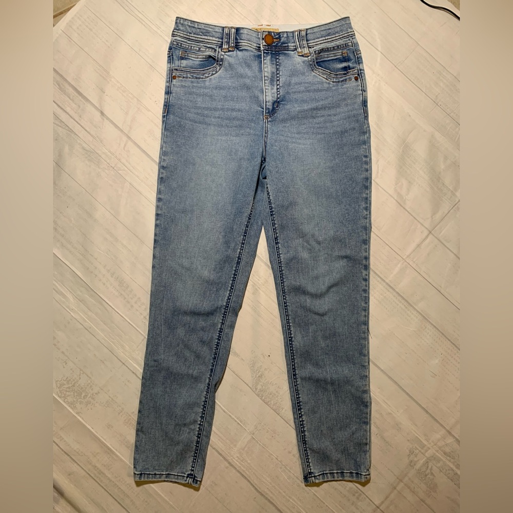 Democracy “Ab” technology light wash skinny ankle. Size 8.